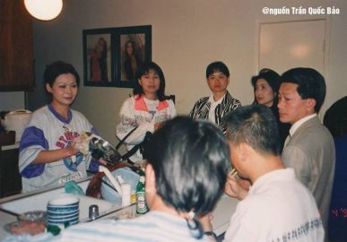 Từ trái: Khánh Ly, Phương Hồng Quế, Tina Hoa (vợ Elvis Phương), Băng Châu, Cha Chiếu tại nhà Khánh Ly năm 1992. Lúc này, Phương Hồng Quế vừa đến Mỹ định cư.